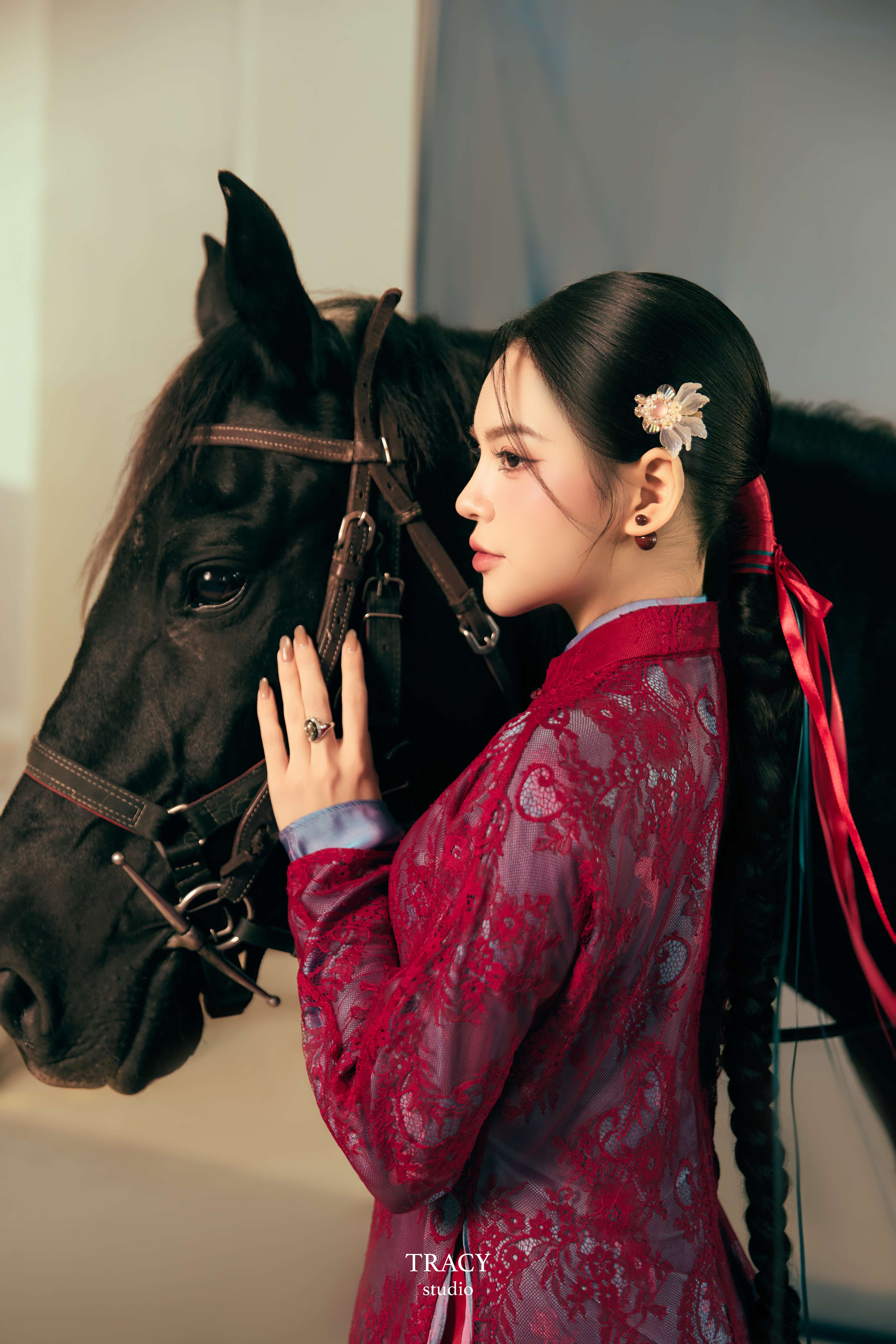 frontend/img/gallery/anh-tet-yem-ao-dai/tracy-studio-chup-concept-ma-dao-thanh-cong (2).jpg